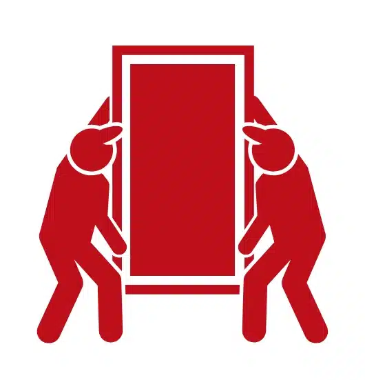 2 hombres levantando una puerta